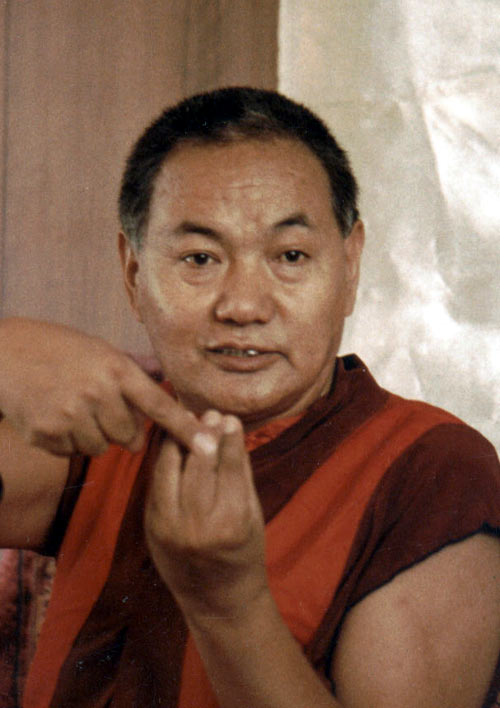 Lama Tubten Yeshe (foto del 1983): “Perché, quando l’ambiente cambia, anche il vostro comportamento cambia immediatamente ?”.