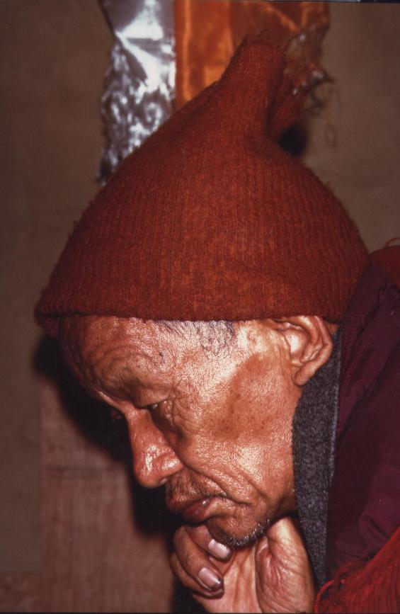 Ven Ghesce Yesce Tobten all'interno dell'eremo di Boll Dharamsala India