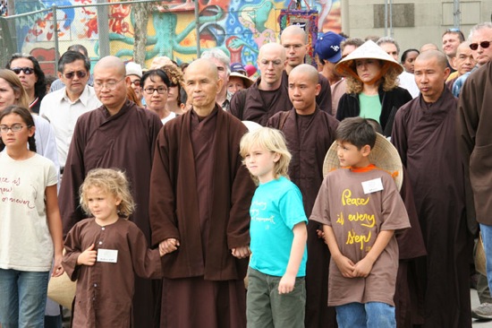 Il venerabile maestro Thich Nhat Hanh conduce un marcia per la pace. 