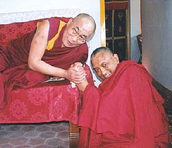 Possa Lama Zopa Rinpoce, detentore perfetto della dottrina di Buddha avere una vita stabile e le sue attività illuminate espandersi in ogni luogo.