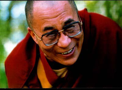 Sua Santità il Dalai Lama afferma che l'essenza del Buddhismo consiste nell’essere il più possibile di beneficio per tutti gli esseri viventi o almeno di non danneggiarli. 