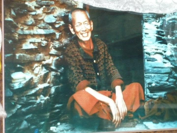 Ven. Ghesce Yesce Tobten nel suo eremo di Bool nellemontagne sopra Dharamsala, India