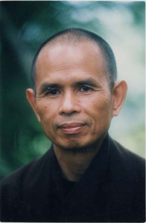 Thich Nhat Hanh: Nel nostro sangha buddhista la comunità è il nucleo di ogni cosa. Il sangha è una comunità dove dovrebbero regnare armonia, pace e comprensione. E questo è un frutto della nostra vita quotidiana in comune. Se c'è amore nella comunità, se siamo stati nutriti dall'armonia che vi regna, non ci allontaneremo mai dall'amore. 