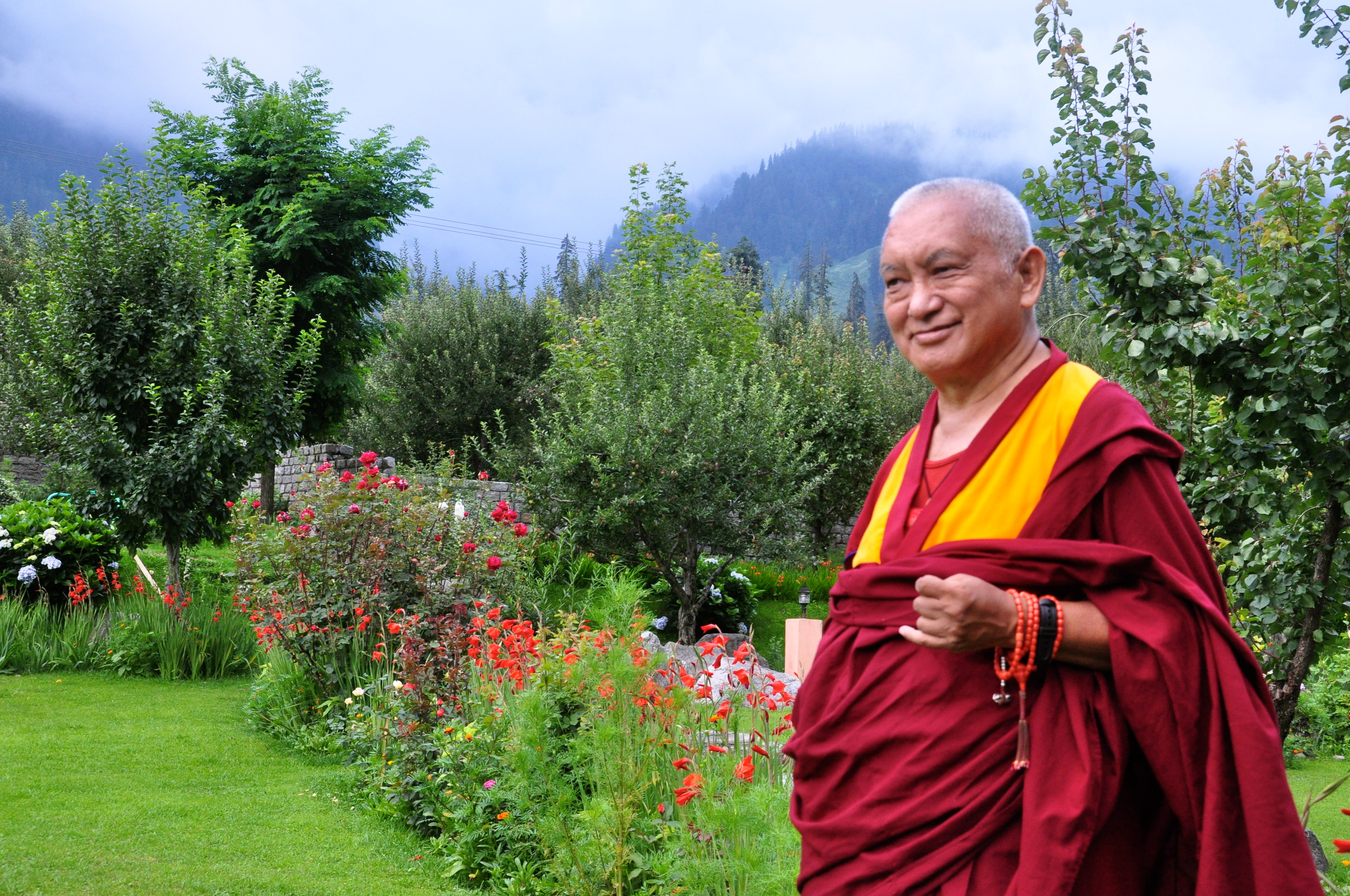 Lama Zopa Rirnpoche: Col pensiero incommensurabile della gioia, si dona agli esseri senzienti.