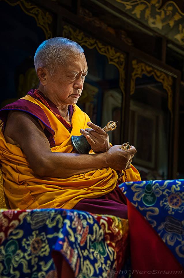 Kyabje Lama Zopa Rinpoche: Offrendo il SUR realizziamo i pensieri in accordo al Dharma liberandoci dalle interferenze e rinascendo nella terra pura della grande beatitudine e altro, e completiamo le due raccolte e otterremo lo stato di Buddha.