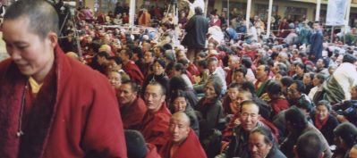 Monaci e fedeli tibetani ascoltano Sua Santità