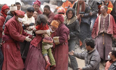 I monaci tibetani sono stati i primi ad attivarsi negli aiuti ai terremotati.