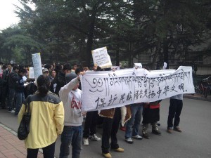 Pechino 22 ottobre 2010 manifestazione alla Minzu University, l'Università delle Minoranze, per il mantenimento della lingua tibetana nelle scuole.