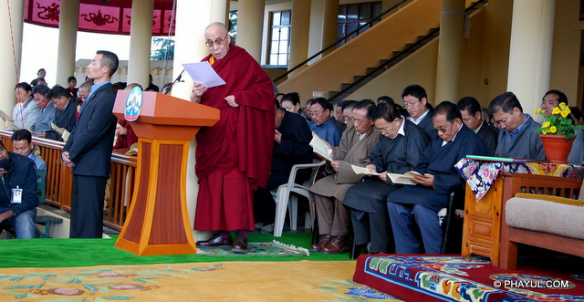 Sua Santità il Dalai Lama dichiara tra l'altro di volersi ritirare dalla vita politica nel suo discorso alla comunità tibetana in esilio il 10 marzo 2011 in occasione dell'anniversario della rivolta nazioinale del Tibet contro l'occupazione cinese. 