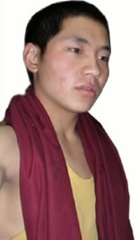 Il tibetano monaco Phuntsok, datosi fuoco il 16 marzo per protesta contro la repressione e l’occupazione cinese. 