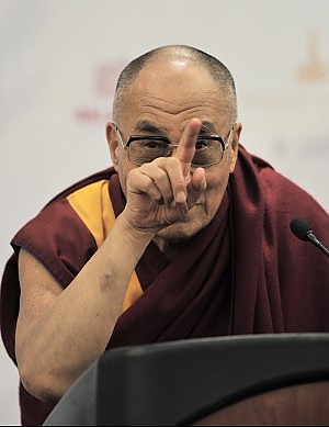Il Dalai Lama, nella sua dichiarazione ai capi delle quattro scuole ufficiali del buddismo tibetano, ha detto di voler decidere la sua successione solo al compimento dei 90 anni.