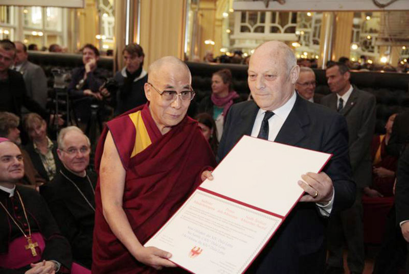 His Holiness the Dalai Lama is presented the Minority Award by South Tyrol President Luis Durnwalder in Bolzano, South Tyrol, Italy, on April 10, 2013. Photo/Alessandro Molinari