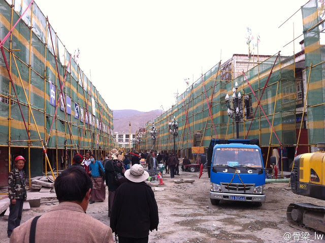 Enormi centri commerciali sorgono sulla Lhasa distrutta.