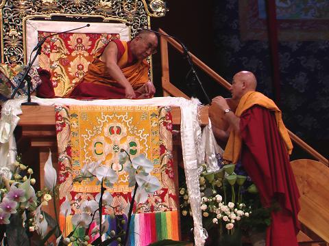 Sua Santità il Dalai Lama sì consulta con il suo interprete