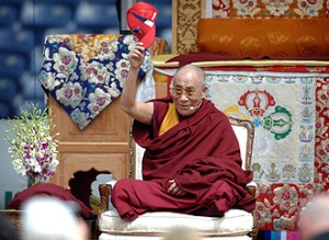 Sua Santità il Dalai Lama saluta gli oltre 4.000 partecipanti ai suoi insegnamenti di Copenhagen 2009 