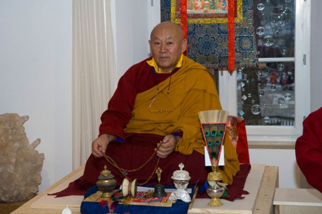 Sua Santità Drikung Kyabgon Chetsang Rinpoche: Con il potere della grande compassione pratichiamo i precetti essenziali dell’insegnamento del Buddha ed otteniamo la piena comprensione della realtà ultima, che ha luogo quando la mente si stabilizza in Mahamudra. 