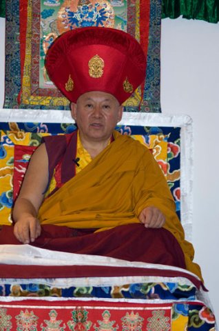 Sua Santità Drikung Kyabgon Chetsang Rinpoche: Questa è la procedura Mahamudra che vi raccomando quando vi alzate al mattino prima di qualsiasi preghiera o meditazione. 