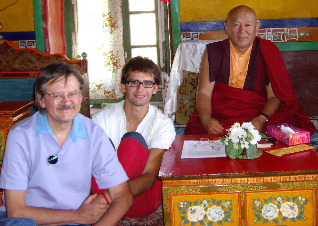 Sua Santità Drikung Kyabgon Chetsang Rinpoche col Dott. Luciano Villa e l'Ing. Alessandro Tenzin Villa