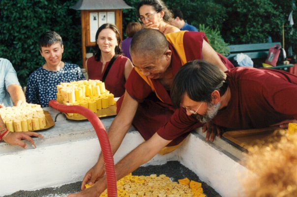 Ghesce Ciampa Ghiatso intento a riempire lo stupa del Ven. Ghesce Yesce Tobten a Pomaia