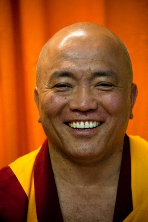 Il Ven. Geshe Tenzin Tenphel insegna che “alla pace si arriva educando la mente: la pace è prima di tutto un fatto interiore”.