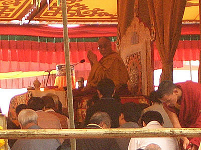 Sua Santità il Dalai Lama al Kalachakra di Amravati India 2006: "Il praticante deve inoltre provare un forte desiderio di realizzare l’illuminazione per il bene degli altri e avere una corretta visione della realtà".