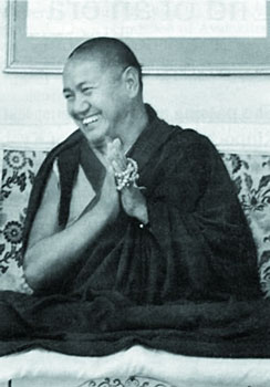 lyeshe-srrd Il nucleo essenziale degli insegnamenti di Lama Tzong Khapache sono questi tre punti, su cui si basa la meditazione del Sentiero Graduale (Lam Rim): rinuncia alla sofferenza, sviluppare un buon cuore, avere una corretta visione della realtà dei fenomeni.