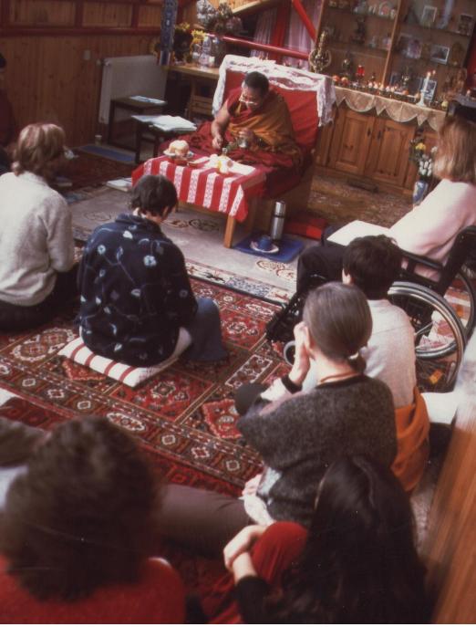 ven-ghesce-ciampa-gyatzo-al-centro-sangye-cioeling-di-sondrio-2000 Ghesce Ciampa Ghiatso: La stabilizzazione meditativa ci porta ad applicarci con impegno, ci porta alla perseveranza. Impegnarci nella meditazione concentrata univocamente su un oggetto porta benessere e felicità mentale, la nostra mente diventa più ferma e stabile.