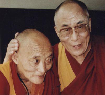 Sua santitàil Dalai Lama benedice il Ven. Tulku Ghiatso