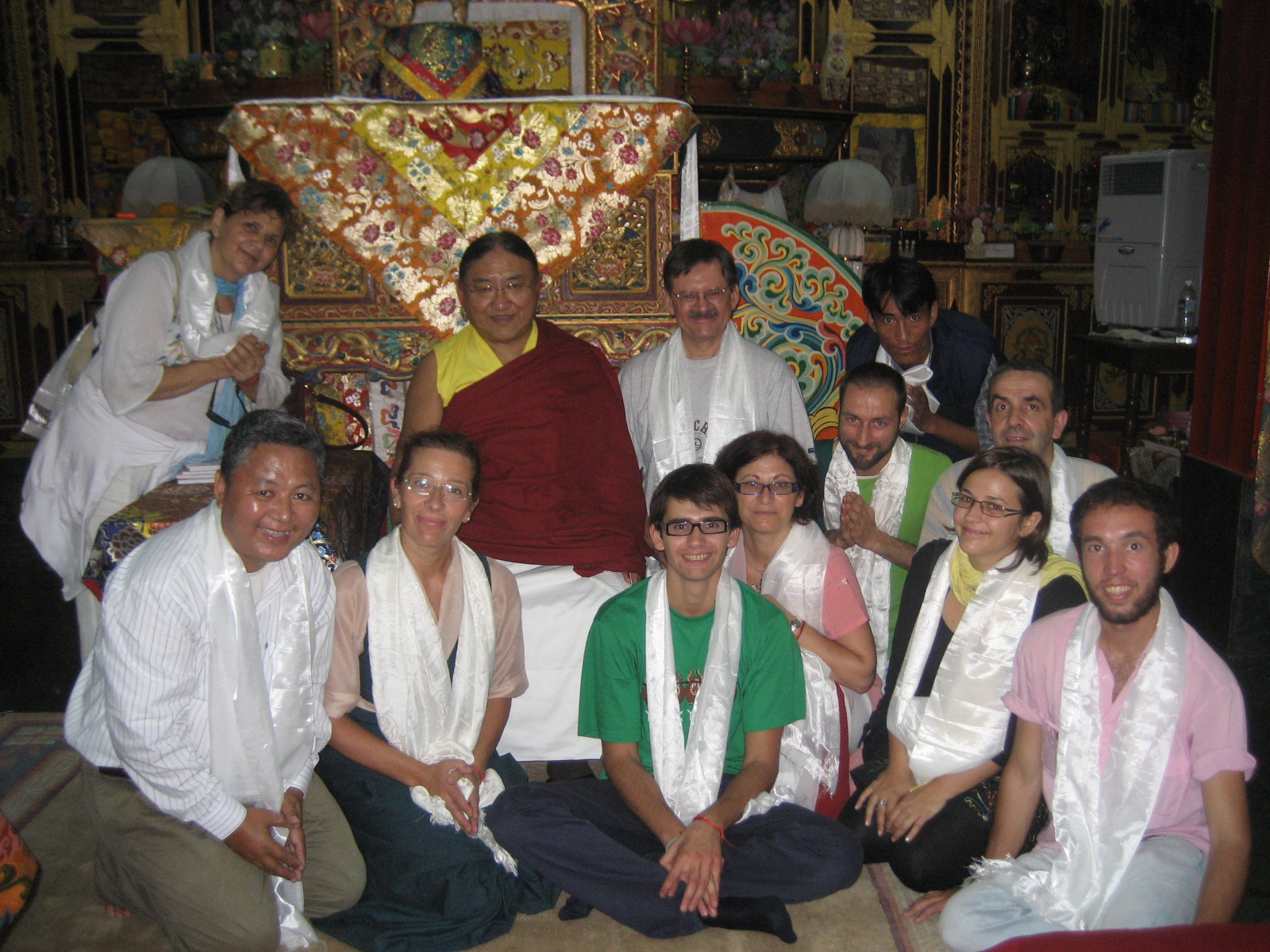 Sua Santità Sakya Trinzin riceve una delegazione del Centro Studi Tibetani Sangye Cioeling di Sondrio, da sinistra in alto: Donatella ed Alice Tommasini,Luciano Villa, Anna Maria Driol, Alessandro Tenzin Villa, Graziella Romania, Luca Gianoli e Gabriele Erba.