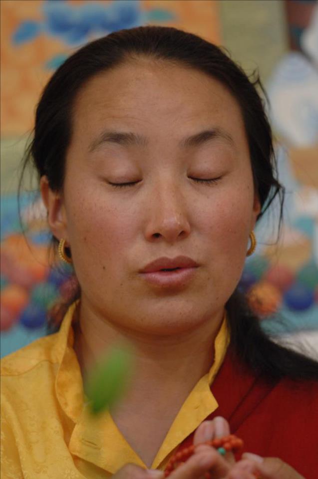 khadro-la Khandro-la: Circa un paio di anni, Sua Santità mi disse che, qualora ne avessi avuto l’opportunità, avrei dovuto dare insegnamenti o prestare servizio a coloro che ne hanno bisogno.