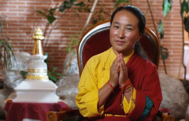 khandro-la Khandro-la: La cosa di cui sono certa è che ho forti impronte karmiche perché sono molto vicina a Sua Santità e a molti altri grandi Lama in Tibet e fuori dal Tibet. Alcuni Lama dal Tibet, che non ho nemmeno mai conosciuto, mi esprimono affetto, rispetto, mi augurano cose belle, e alcune volte mi mandano offerte e preghiere.