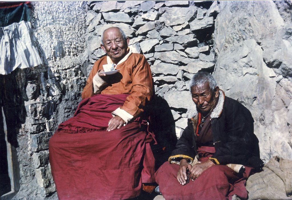 Il Ven. Lama Tsenzhab Serkong Rinpoche maestro dei grandi meditatori, qui nel suo eremo nei boschi e sulle montagne nivali sopra Dharamsala. 