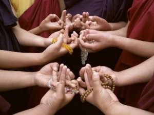 mudr-off-mand Qualunque sia il modo in cui eseguiamo l´offerta, è importante fermarsi un attimo per chiarire la nostra mente, e cercare d’immaginarsi in una terra pura campo di Buddha. Poi, in quello stato, fate l´offerta del mandala.