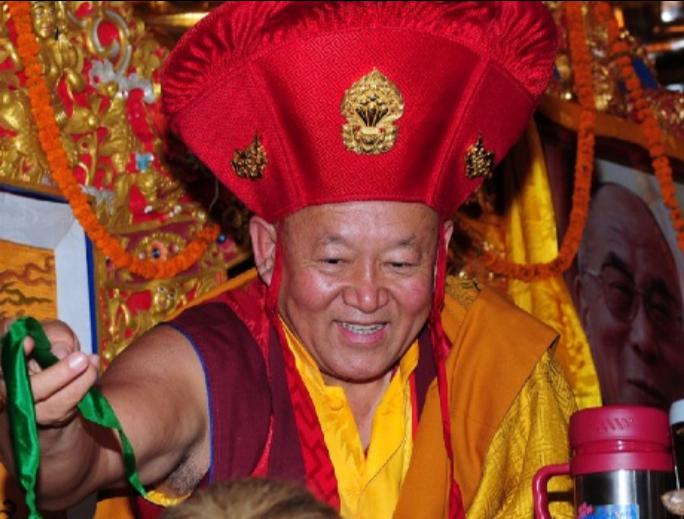 Sua Santità Drikung Kyabgon Chetsang Rinpoche: Quando realizziamo la chiara luce della realtà, tutte le macchie scompaiono completamente senza lasciare alcun residuo nella mente.  