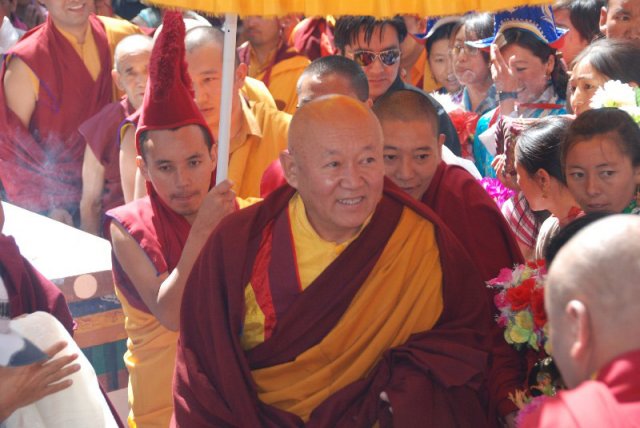 Sua Santità Drikung Kyabgon Chetsang Rinpoche: I praticanti commettono anche l’errore di separare la loro pratica dal resto della loro vita. Questo è un grande errore. 