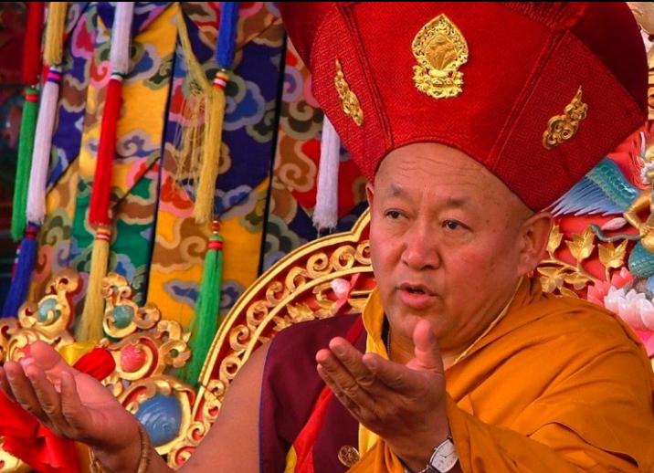 drikung-bened Sua Santità Drikung Kyabgon Chetsang Rinpoche: La causa fondamentale del nostro essere bloccati nell’esistenza ciclica, nel samsara, è il nostro eccessivo attaccamento a vari oggetti.