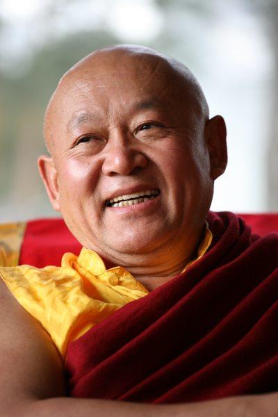 Sua Santità Drikung Kyabgon Chetsang Rinpoche: Quando siamo coinvolti dal mondo e crediamo che sia qualcosa di reale, ci comportiamo in modi che inevitabilmente ci conducono alla sofferenza. 