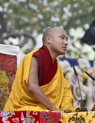 17° Karmapa Ogyen Trinley Dorje: "Penso che per ricordare a noi stessi il fatto che il maestro abbia realmente la qualità di realizzazione e di libertà come quelle del Buddha, immaginiamo e pensiamo al maestro come il Buddha, come un modo per tornare dal regno della fantasia al regno della realtà"!. 