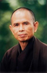 Thich Nhat Hanh: “Se chiedete a qualcuno cosa prova e lei o lui risponde "sono infelice", potete praticare insieme la meditazione camminata e questo, da solo, basterà a portare un po' di gioia". 