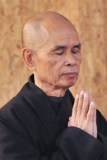 Thich Nhat Hanh Thich Nhat Hanh: Apro il mio cuore e trasmetto la mia energia d’amore e di comprensione a tutti coloro che mi hanno fatto soffrire e su quella delle persone a cui voglio bene.