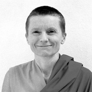 Sangye Khadro (Kathleen McDonald): Il principale beneficio della pratica di questa meditazione è che ci obbliga a decidere quali atteggiamenti e attività hanno veramente valore. 