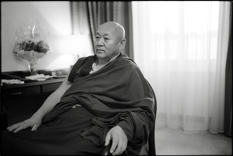 HH Drikung Sua Santità Drikung Kyabgon Chetsang Rinpoche: Quando guardiamo la mente, la prima sostanza essenziale, o entità che si incontra è la chiarezza.