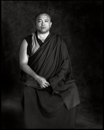 Ven. Gheshe Tenzin Tenphel: Fino a quando la vostra mente non ha l’agilità, per cui riesce ad essere più forte delle condizioni esterne, è chiaro che dovete supplire a questa incapacità con una distanza fisica. Cercate di essere selettivi anche con le persone con le quali vi associate. Ascoltatevi. 