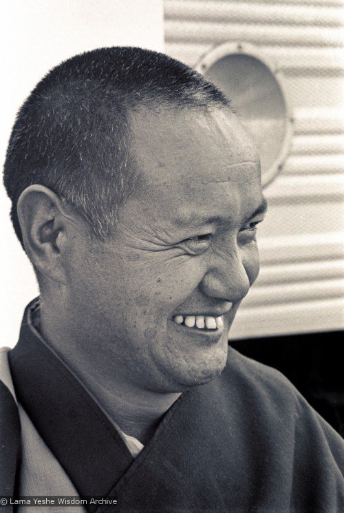 Lama Yeshe. Una Lama disse: "Quando le cose vanno bene, sei un grande praticante del Dharma; quando le cose vanno male, la tua pratica di Dharma scompare. Quando lo stomaco è pieno e il sole si riversa nella tua stanza, è facile guardare alla religione; ma quando sorgono le difficoltà, ti trovi a mani vuote." 