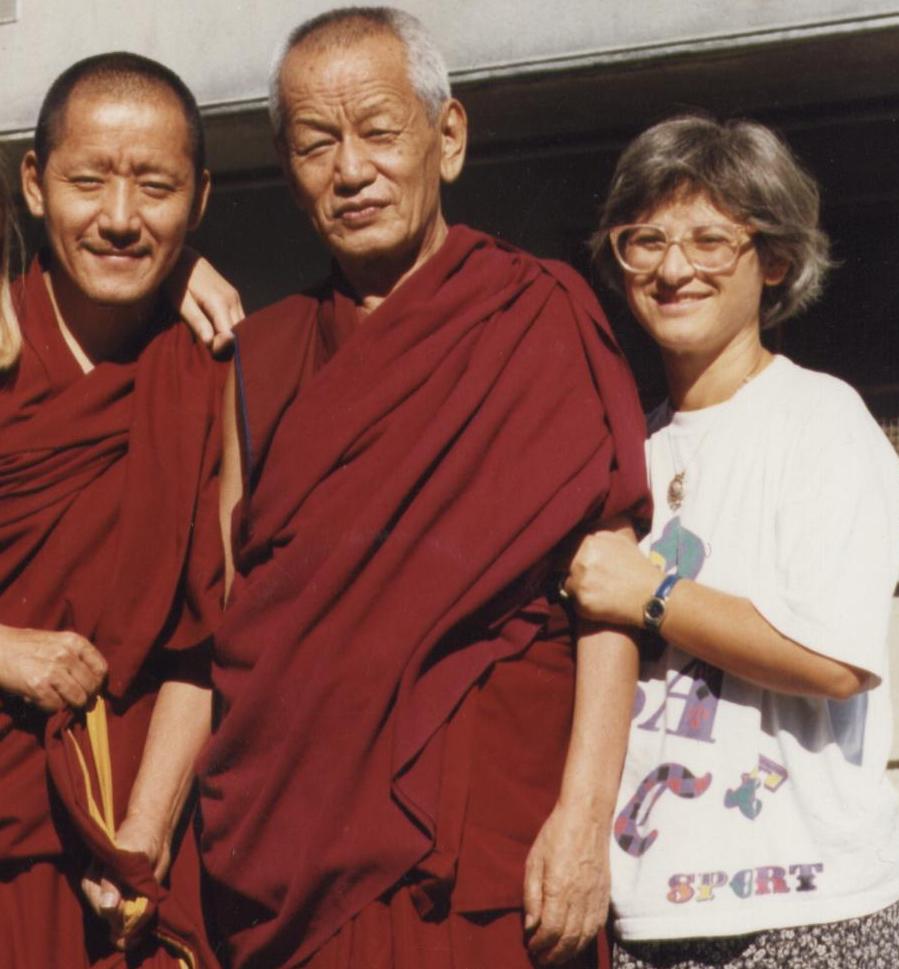 Il Ven. Ghesce Yesce Tobten col suo attendente Ven. Lobsang Donden e Graziella Romania nel 1997.