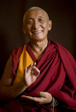 geshe_sonam_rinchen Ghesce Sonam Rinchen: Mantenere la focalizzazione su ognuno di questi oggetti di meditazione può richiedere diversi livelli di sforzo, ma tutti essi richiedono uguale attenzione e cosciente consapevolezza.