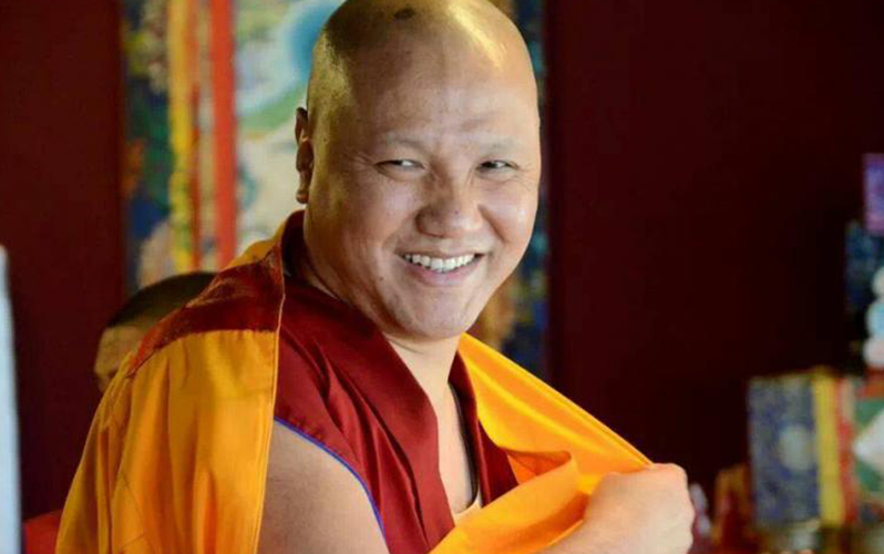 Ven. Sangye Nyenpa Rinpoce: Tutti hanno ascoltato, letto e capito questo primo verso, ora non basta aver ascoltato tutto ciò, ma occorre praticarlo.