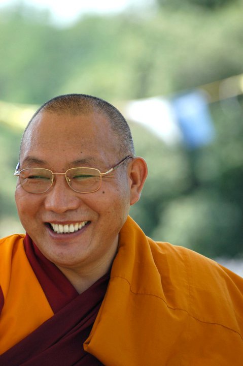 Ven. Dagri Rinpoche: La mente distratta, non introspettiva, fa sì che tutto avvenga a nostra insaputa, mentre dovremmo osservare con maggiore consapevolezza ciò che facciamo, pensiamo. 