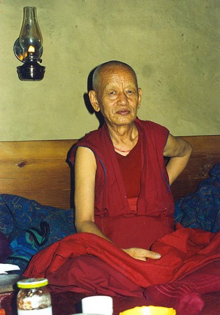 gyt Ven. Ghesce Yesce Tobden: Il Dharma è un ottimo metodo per risolvere i propri problemi e per poter aiutare gli altri a risolvere i loro. È anche il metodo migliore per poter far sorgere e generare un buon cuore, per poter essere buoni con tutti, generando amore e compassione.