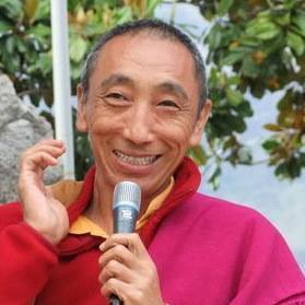 Ven. Geshe Gedun Tharchin: Una buona pratica non significa stare seduti in posizione meditativa con un’espressione concentrata sul volto, si tratta di continuare la pratica durante ogni momento della nostra vita.